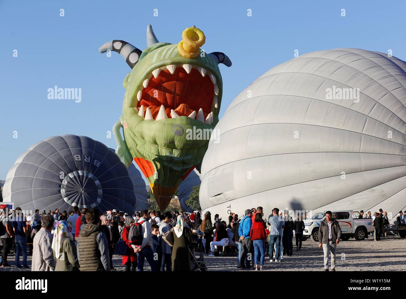 Ankara, Turquía. 4 de julio, 2019. La gente visita un festival de globos en  Cappadocia, Turquía, el 4 de julio de 2019. La región de Cappadocia es  visitado por millones de turistas
