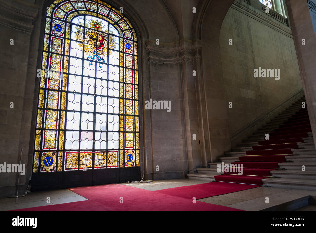 Interior con vidriera, museo de arte e historia, el museo más grande de la ciudad, Ginebra, Suiza. Foto de stock
