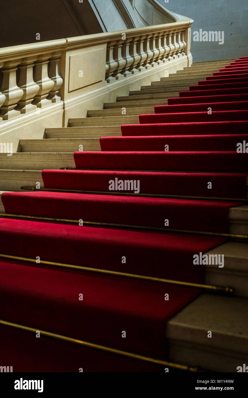 Interior con elegantes escaleras y alfombras rojas, museo de arte e historia, el museo más grande de la ciudad, Ginebra, Suiza. Foto de stock