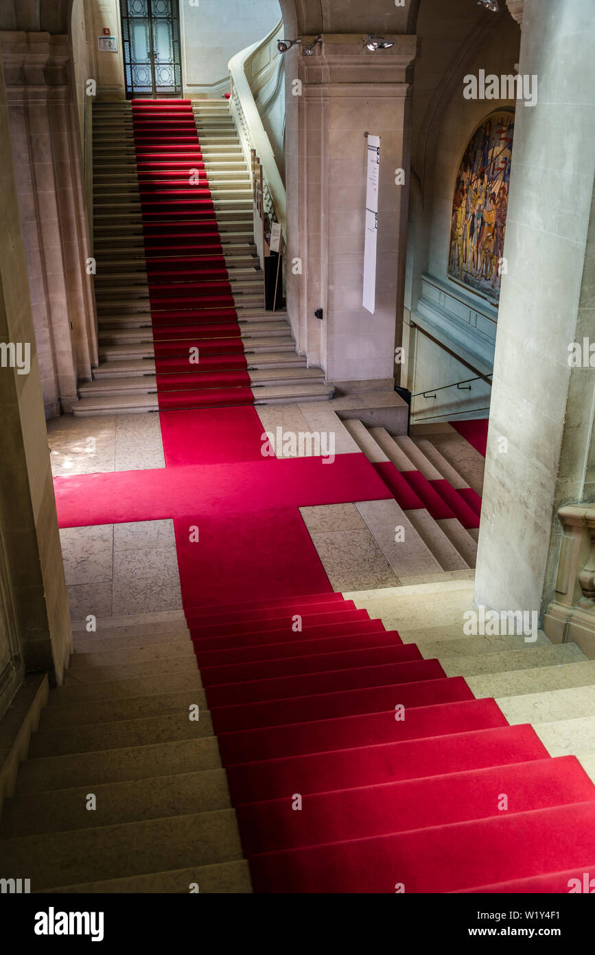 Interior con elegantes escaleras y alfombras rojas, museo de arte e historia, el museo más grande de la ciudad, Ginebra, Suiza. Foto de stock