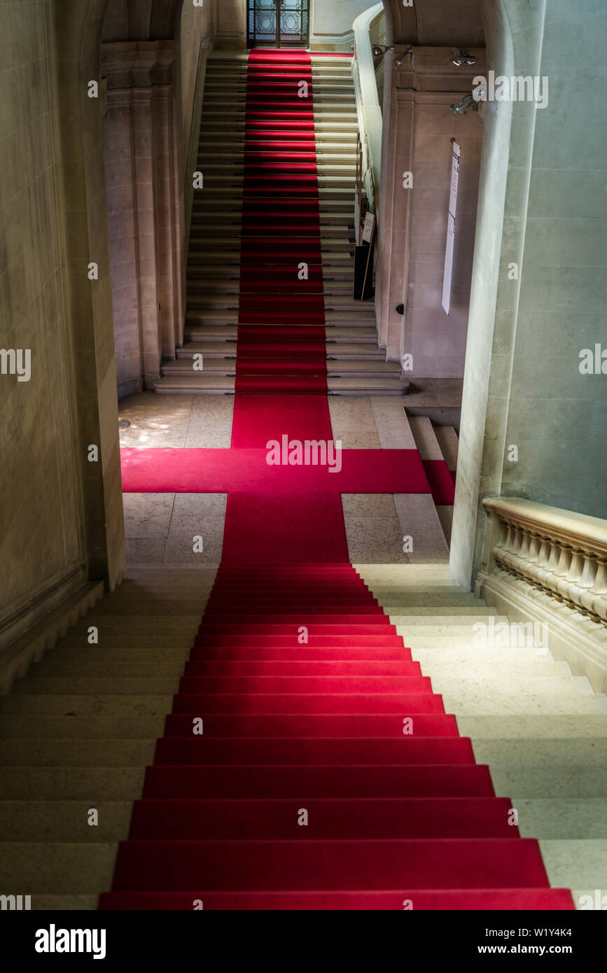 Interior con elegantes escaleras y alfombras rojas, museo de arte e historia,  el museo más grande de la ciudad, Ginebra, Suiza Fotografía de stock - Alamy