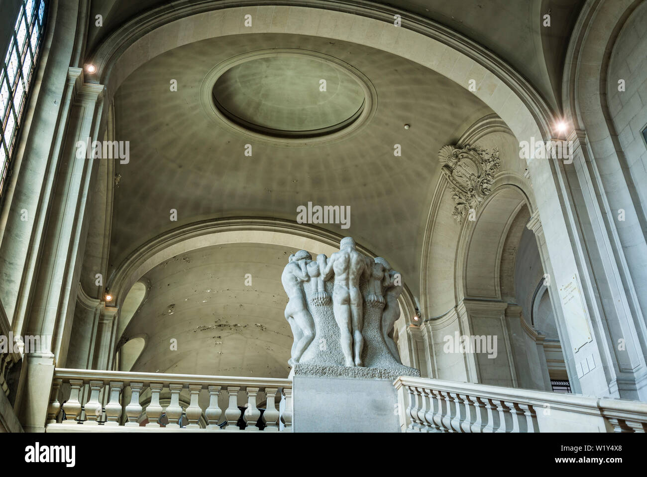 Interior con grupo escultura en la escalera, museo de arte e historia, el museo más grande de la ciudad, Ginebra, Suiza. Foto de stock