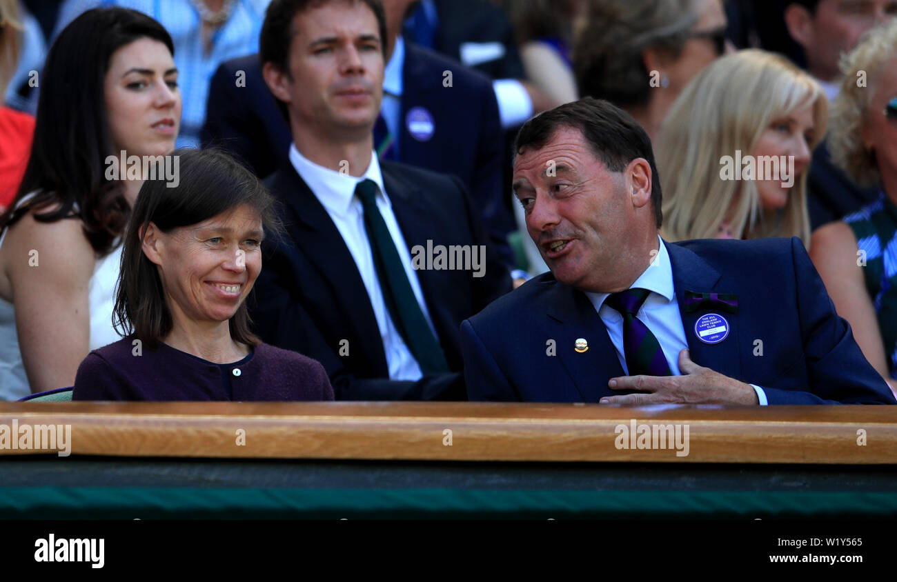 Presidente de la AELTC Philip Brook (derecha) con Lady Sarah Chatto en el cuarto día de los campeonatos de Wimbledon en el All England Lawn Tennis y Croquet Club, el Torneo de Tenis de Wimbledon. Foto de stock