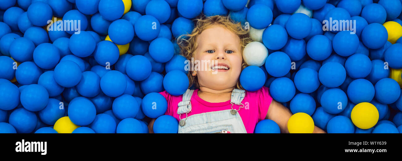 BANNER, formato largo niño jugando en la piscina de bolas. Coloridos  juguetes para niños. Preescolar o kindergarten play room. Niño chico en la  guardería infantil interior Fotografía de stock - Alamy