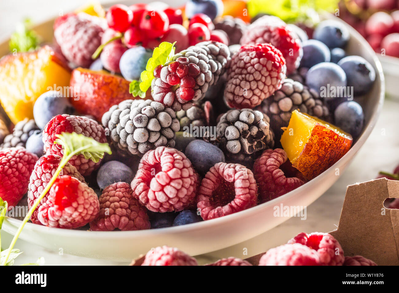 https://c8.alamy.com/compes/w1y876/las-frutas-congeladas-blackberry-arandanos-grosellas-frambuesa-melocoton-y-hierbas-melissa-w1y876.jpg