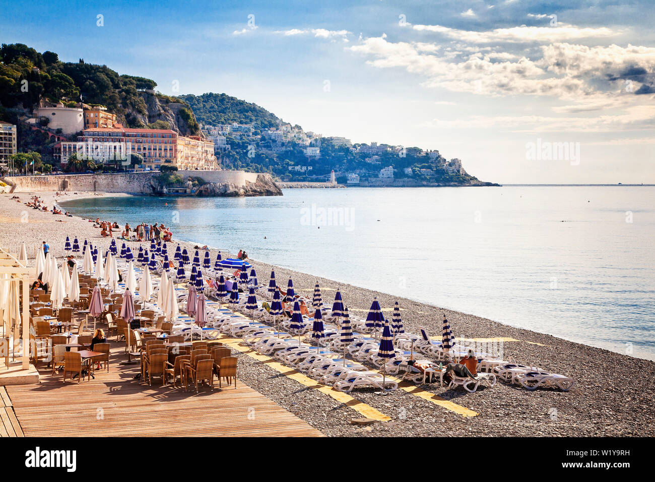 El paseo marítimo y la playa de Niza, Francia. Foto de stock