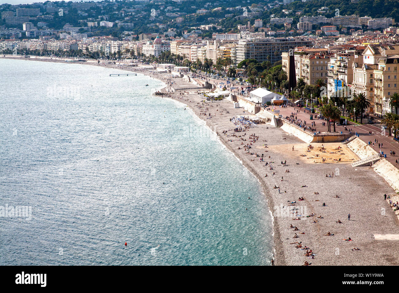 La playa se extiende a lo largo de la costa del Mar Mediterráneo en la Cote d'Azur. Francia. Foto de stock