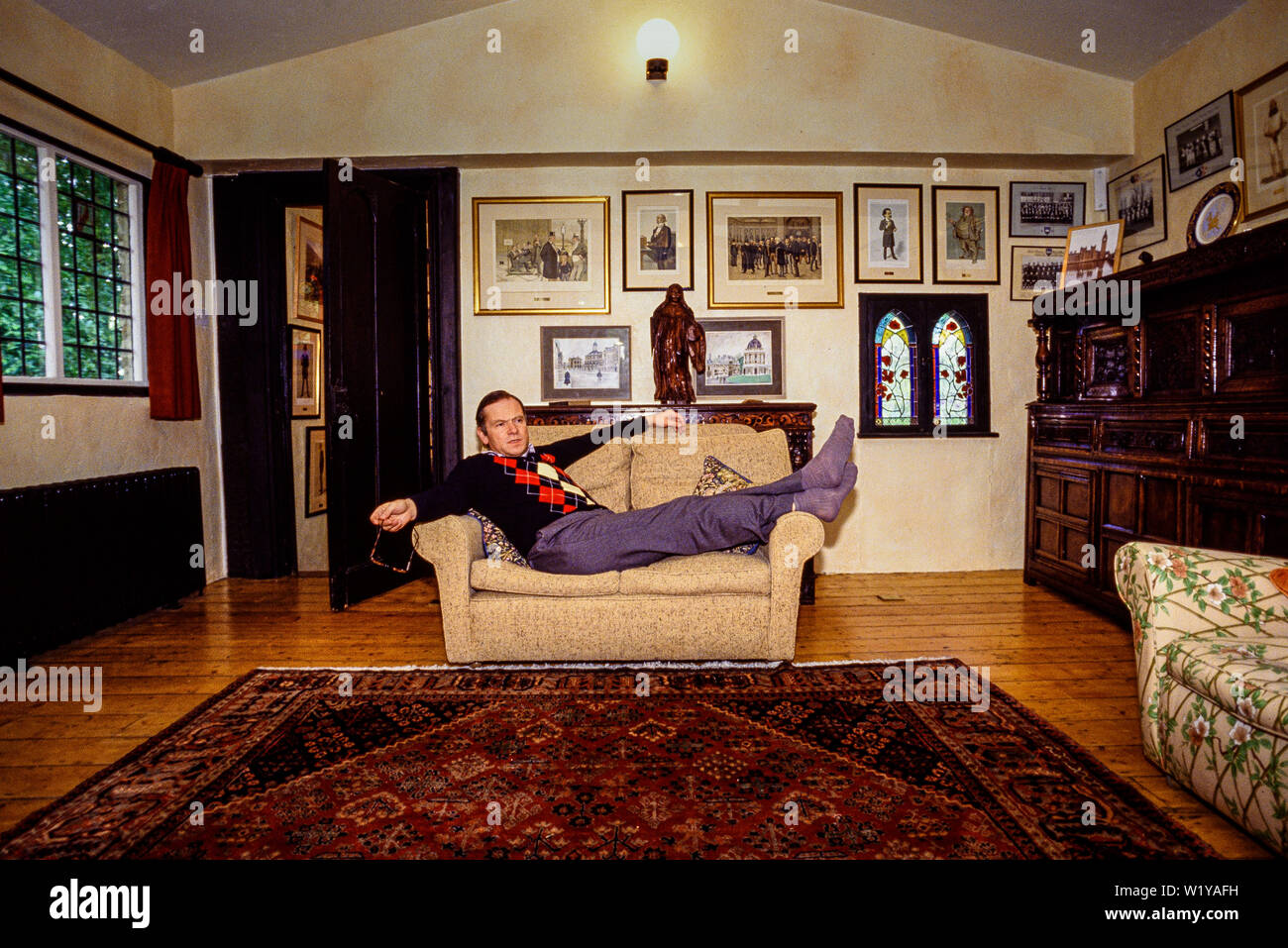 Cambridge, junio de 1991. Retrato de Jeffrey Archer, autor y político, en la casa en la antigua Vicaría, Grantchester, Cambridge. Hi es un waering paisley Foto de stock