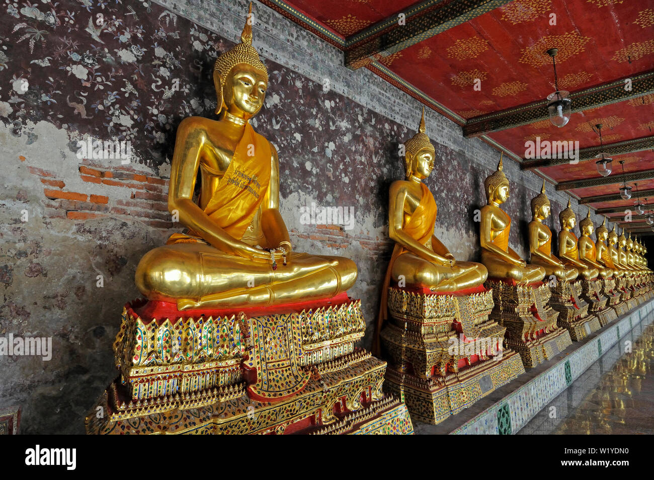 Bangkok, Tailandia - 2009.05.12: estatuas de Buda en Wat Suthat thepwararam templo budista- Foto de stock