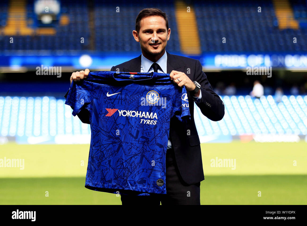 Londres, Reino Unido. 04 Julio, 2019. Nuevo head coach de Chelsea Frank  Lampard celebra la Camiseta Chelsea dentro de Stamford Bridge. Frank  Lampard es anunciado como el nuevo manager de Chelsea FC