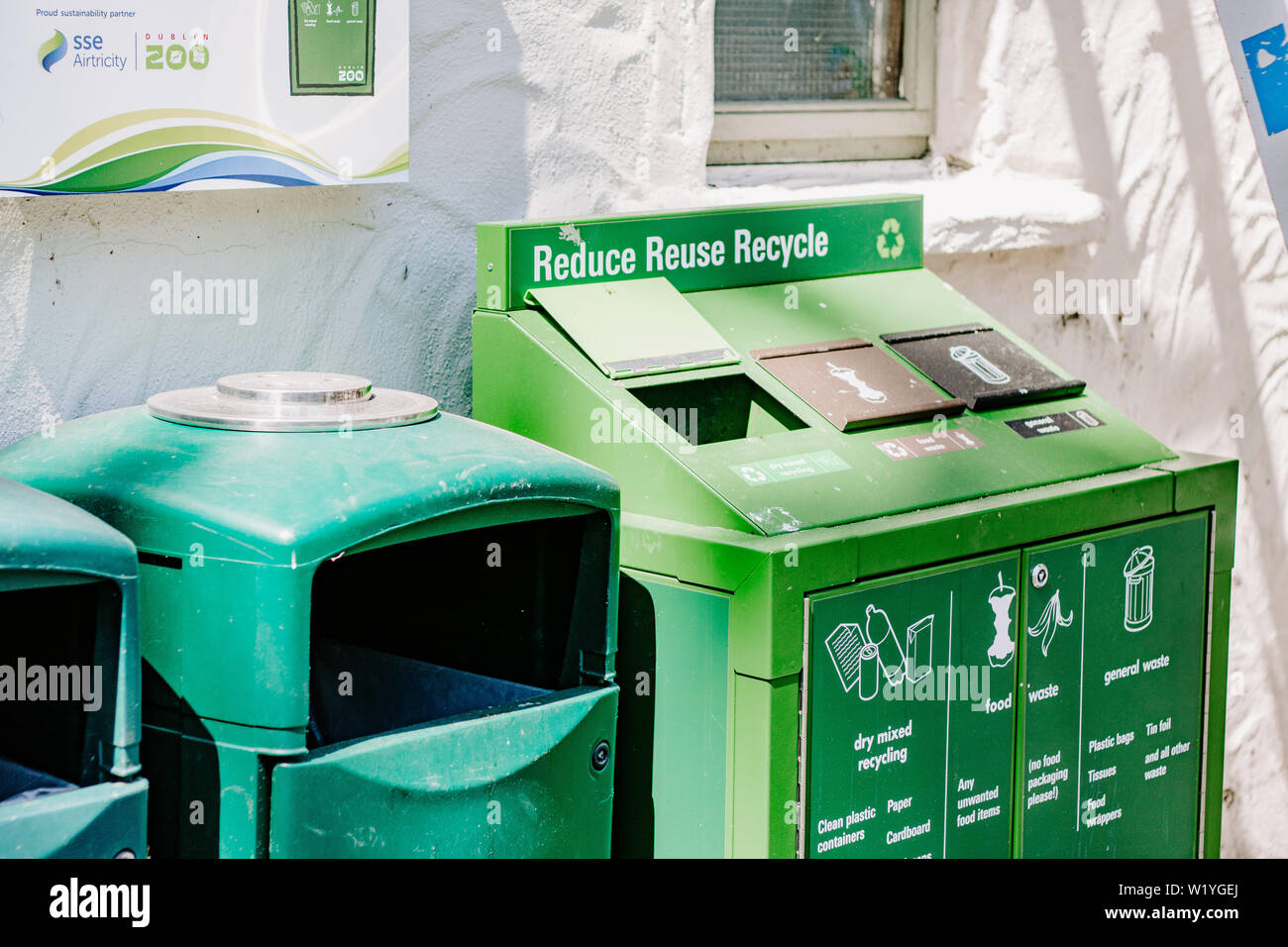 Reducir las papeleras de reciclaje reutilización, reciclado concepto,  bandejas de verde, el cambio climático, el medio ambiente, la reducción de  emisiones de carbono, papeleras, compartimientos Fotografía de stock - Alamy