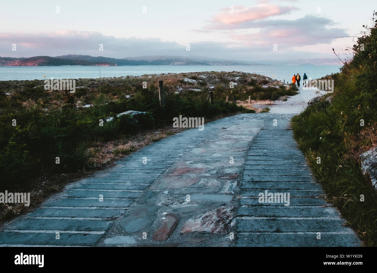 Grupo de personas caminando hacia la isla de Rodas en Cies Foto de stock