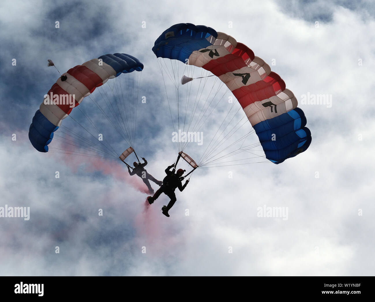 RAF Falcon freefall parachute mostrar el equipo en acción. Foto de stock