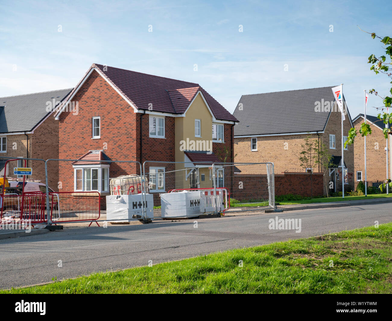 Nuevas casas en una urbanización y desarrollo de propiedades por los constructores Kier en la aldea de Willingham Cambridgeshire REINO UNIDO Foto de stock