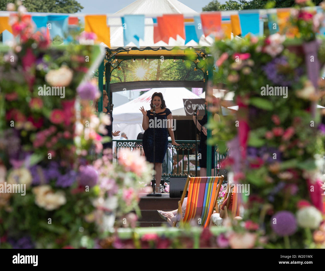 Vintage femenino boogie-woogie grupo cantando en el quiosco en RHS Hampton Court Flower Show 2019. Hampton Court Palace, East Molesey, Surrey, Inglaterra Foto de stock