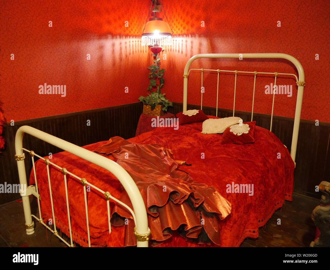 Sábanas de cama original y en el interior de la sala roja de un pub en una  aldea de la década de 1880, en Dakota del Sur Fotografía de stock - Alamy