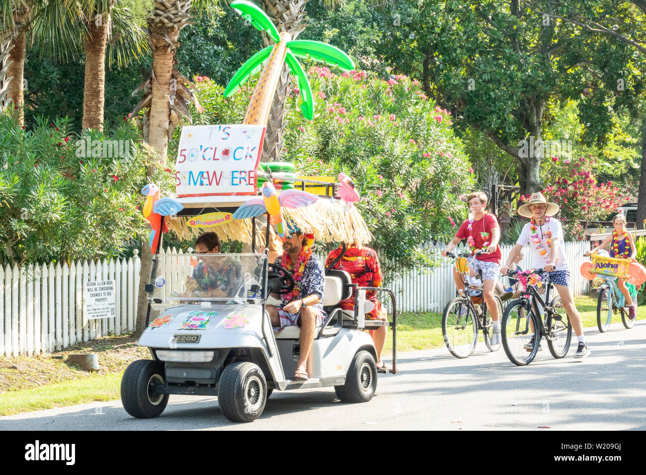 Sullivans Island, Carolina del Sur, EE.UU. 4 de julio, 2019. Carro de golf carrozas decoradas en estilo tropical anual durante el desfile del Día de la independencia, el 4 de julio de 2019 en Sullivan's Island, Carolina del Sur. La pequeña isla del Mar de la playa a través de la comunidad de Charleston, fue una vez una estación de cuarentena para los africanos esclavizados, y ahora es uno de los más ricos, menos diversas comunidades con uno de más alto per cápita de los costes inmobiliarios en los Estados Unidos. Crédito: Planetpix/Alamy Live News Foto de stock