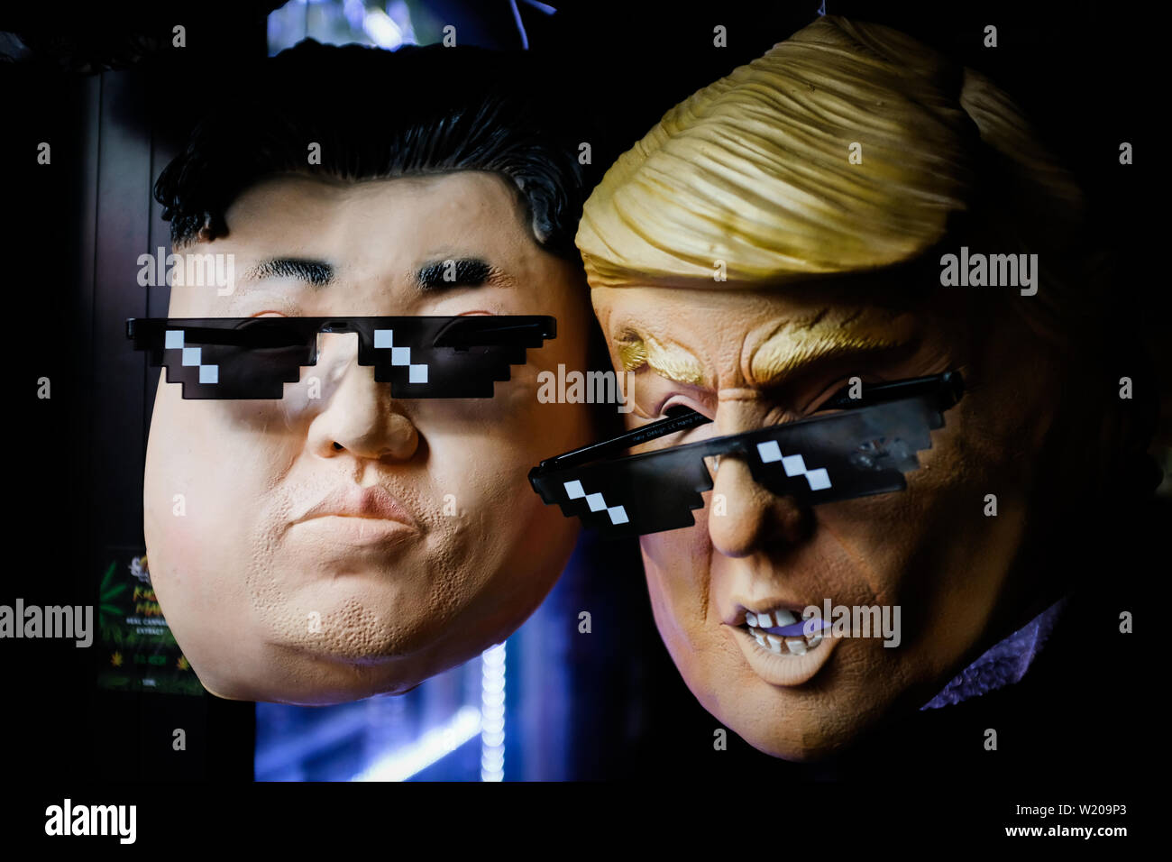 Máscaras de Kim Jong-ONU y Donald Trump en Londres, Inglaterra, tienda  Fotografía de stock - Alamy