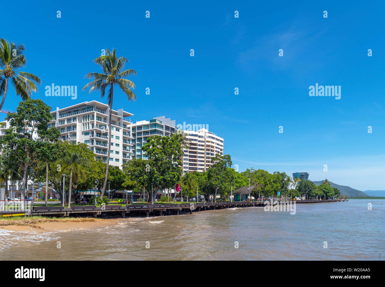 Apartamentos frente al mar, junto al paseo marítimo de Cairns, Queensland, Australia Foto de stock