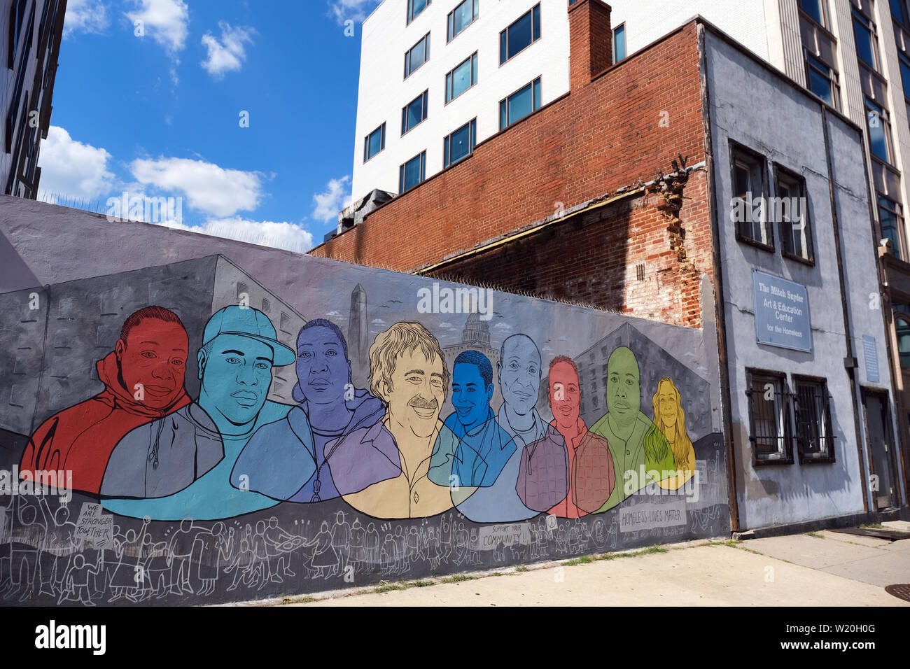 Un mural sensibilizar a los sin techo pintado por el artista Rose Jaffe es visto junto al Mitch Snyder Art & Education Center en Washington, D.C. Foto de stock
