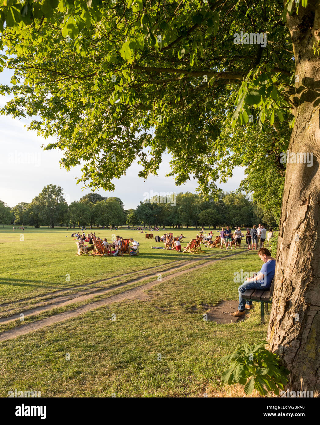 Personas disfrutando del verano en común Wandswoth London UK Foto de stock