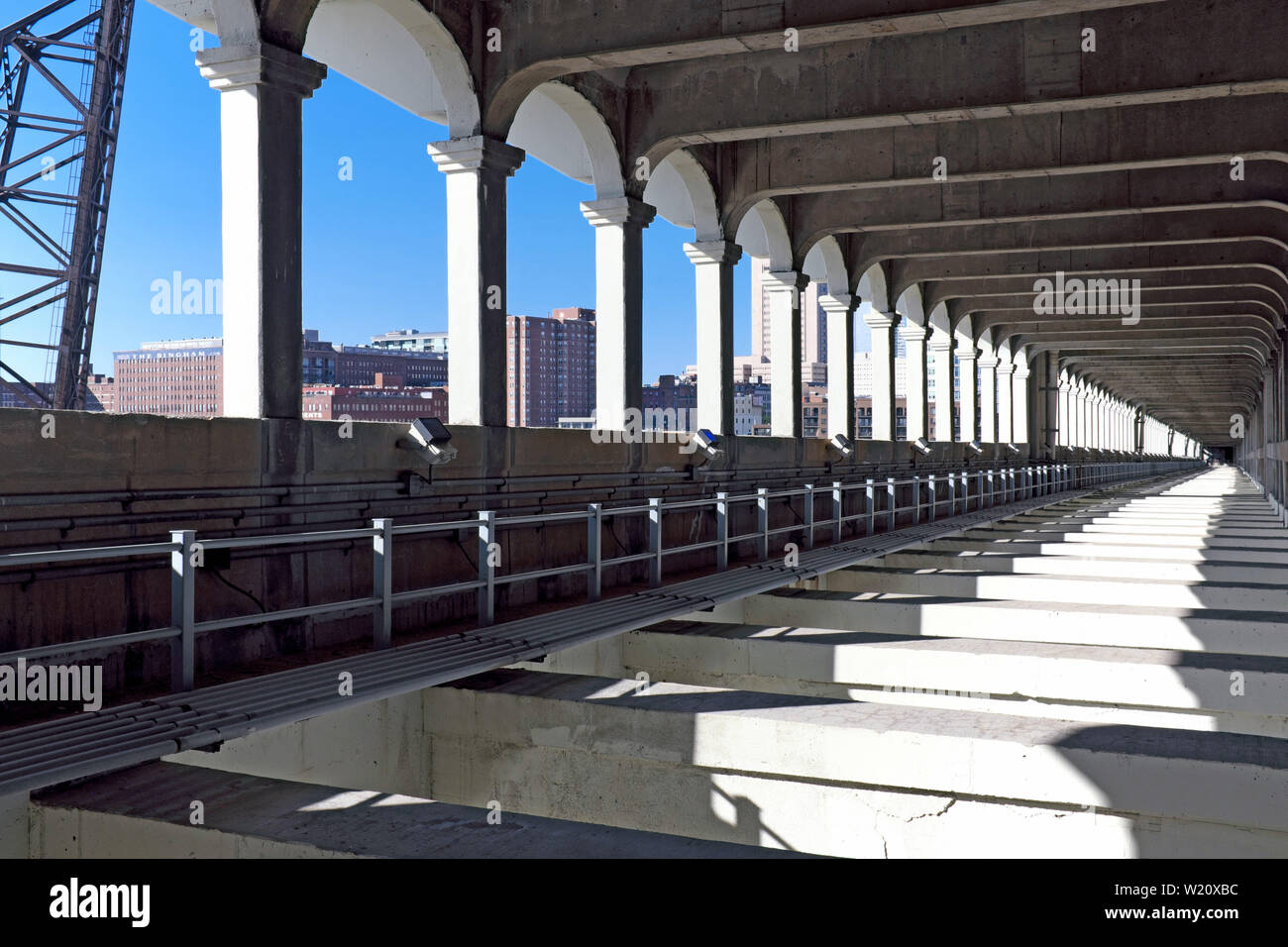 Infraestructura de puente de acero y cemento de un puente fijo de alto nivel, el Veterans Memorial Bridge, en Cleveland, Ohio, Estados Unidos Foto de stock