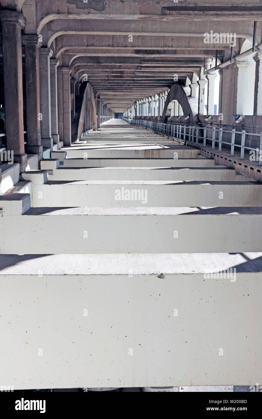 Infraestructura de puente de acero y cemento de un puente fijo de alto nivel, el Veterans Memorial Bridge, en Cleveland, Ohio, Estados Unidos Foto de stock