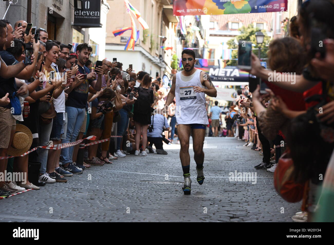 Madrid, España. 04 Julio, 2019. Participante ejecuta durante la carrera.Decenas  de murgas de hombres y mujeres toman parte en la tradicional carrera de  tacones altos del orgullo gay en el barrio de