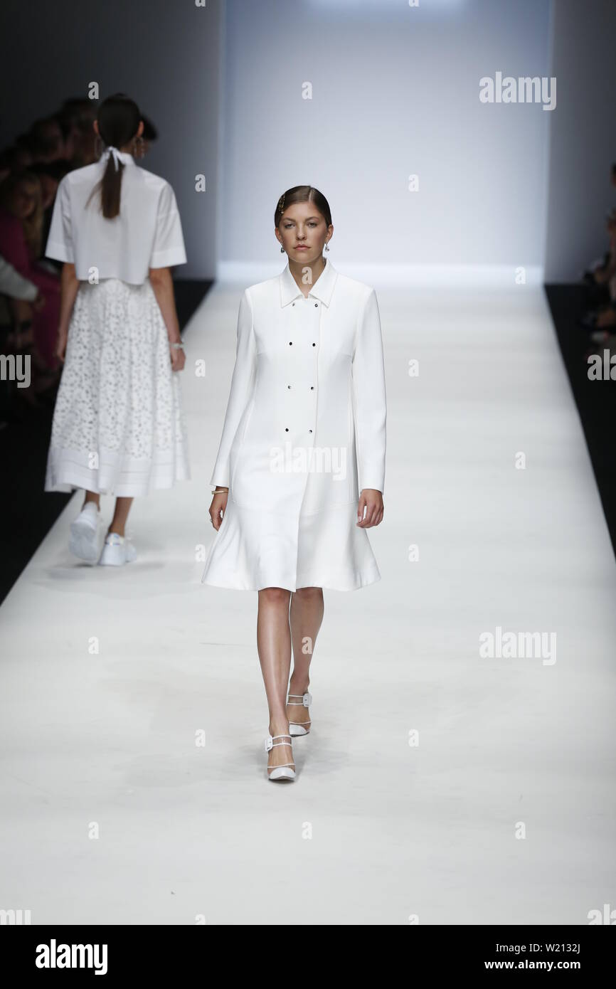 Berlín, Alemania. 03Rd Julio, 2019. La foto muestra a modelos en la pasarela con la colección primavera/verano 2020 del Diseñador RIANI En Mercedes-Benz Fashion Week. Crédito: Simone Kuhlmey/Pacific Press/Alamy Live News Foto de stock