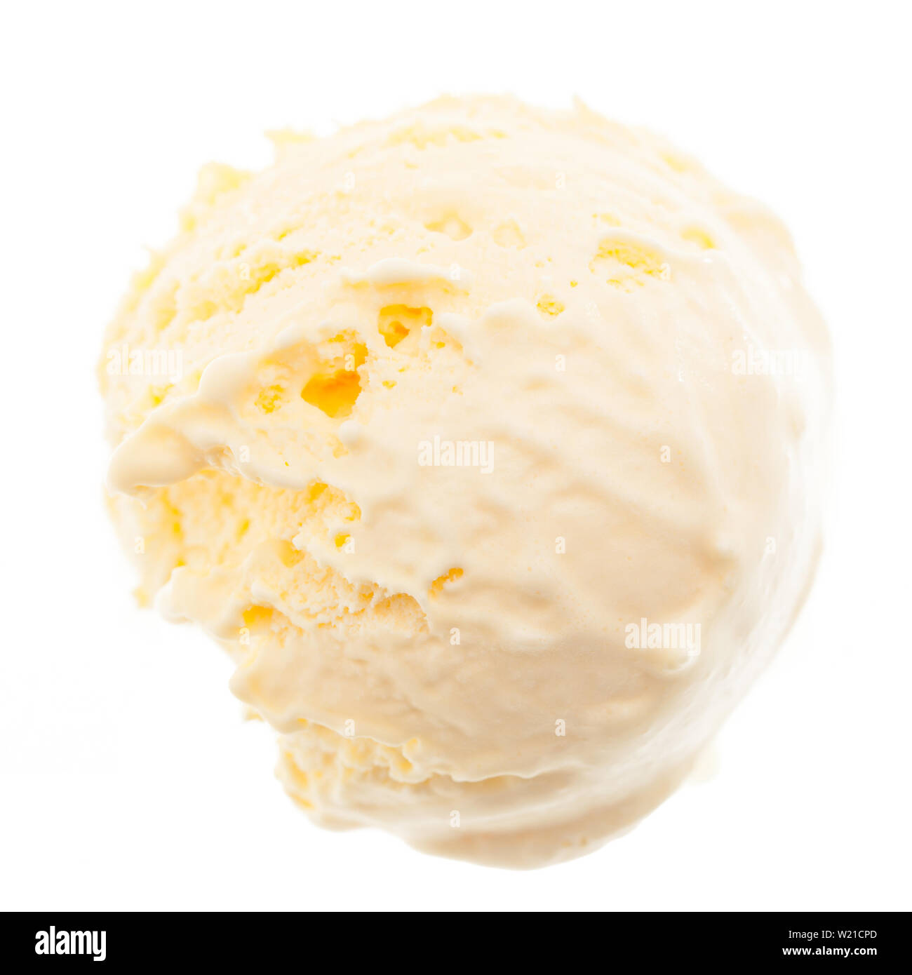 Una suave bola de helado de vainilla encima aislado sobre fondo blanco. Foto de stock