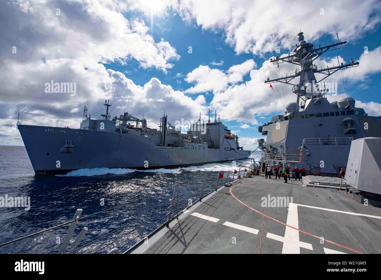 190703-N-JL568-1096 MAR DEL CORAL (Julio 03, 2019) La clase Arleigh Burke de misiles guiados destructor USS McCampbell (DDG 85) realiza una reposición en el mar con el buque de carga seca y municiones USNS Richard E. Byrd (T-AKE 4). Es McCampbell desplegadas a la séptima Flota de EE.UU. zona de operaciones en apoyo de la seguridad y la estabilidad en la región del Indo-Pacífico. (Ee.Uu. Navy photo by Mass Communication Specialist 3ª clase Isaac Maxwell/liberado) Foto de stock