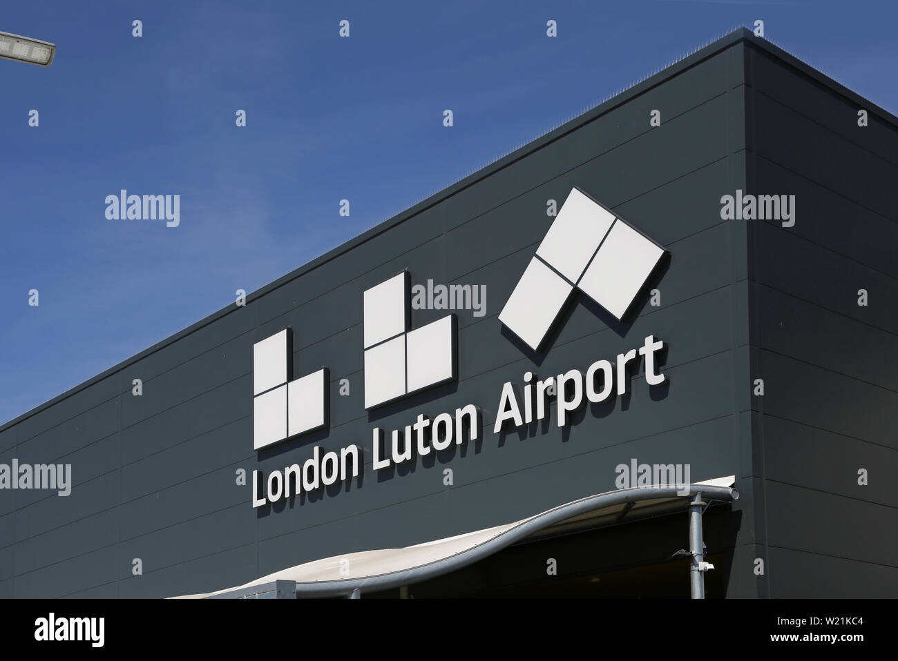 El aeropuerto de Luton, en Londres. Detalle de la fachada del nuevo edificio de la terminal del aeropuerto con el nuevo logotipo (verano 2019) Foto de stock
