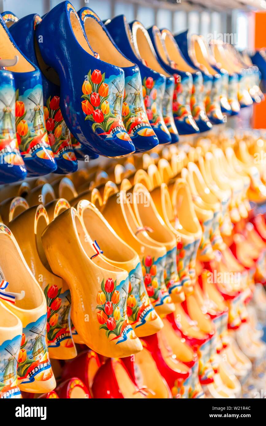 Tradicionalmente holandeses pintados coloridamente zapatos de madera para la venta, Holzclogs Nordholland, Amsterdam, Países Bajos, Foto de stock