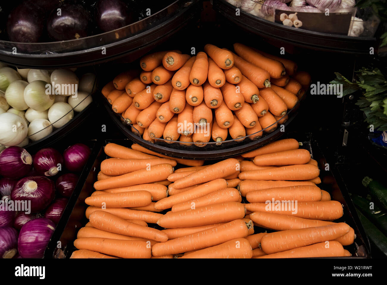 Un primer plano de una abundancia de verduras frescas en la pantalla en un puesto en el mercado. Foto de stock