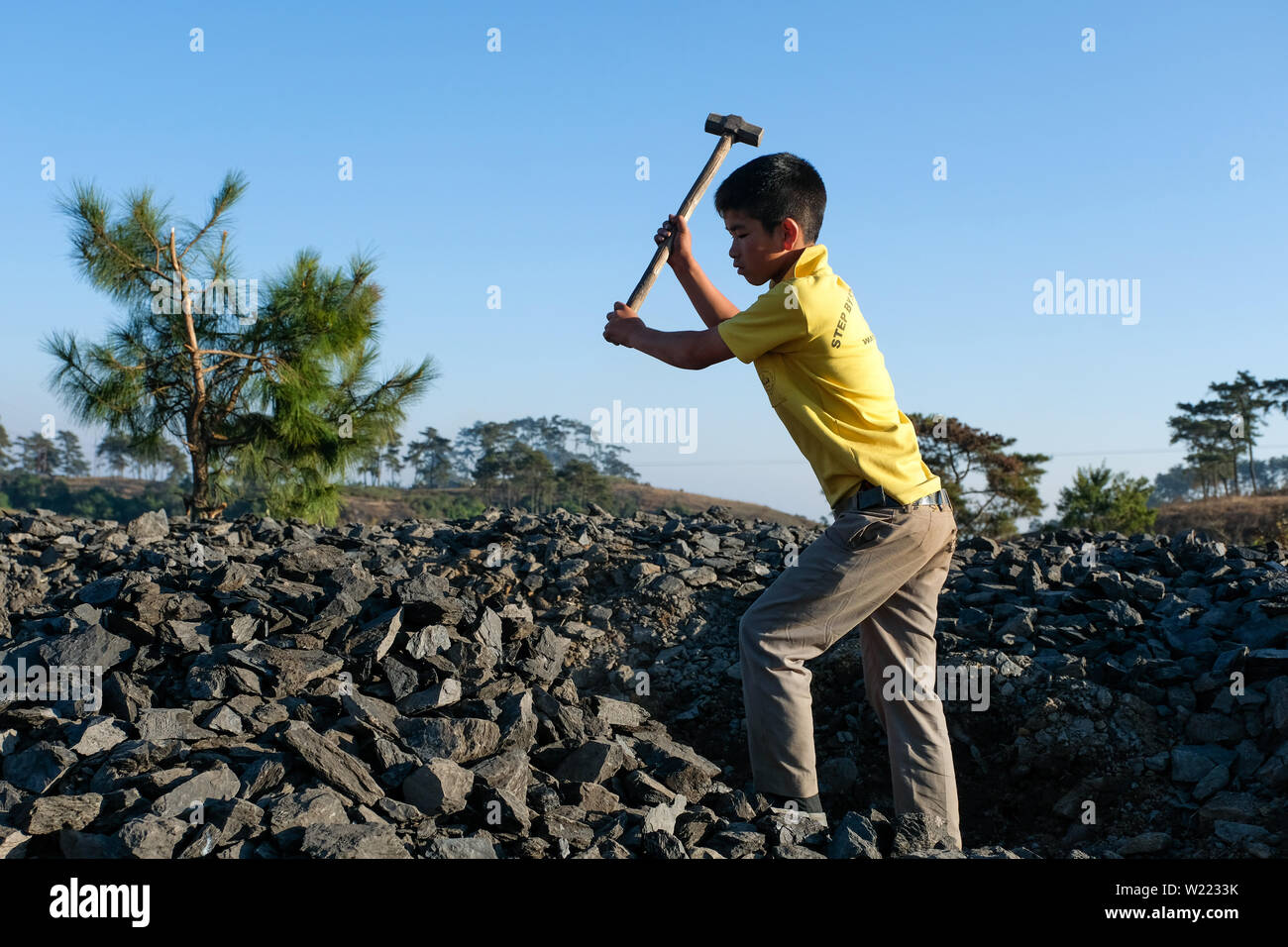 Joven (14 años) aplasta las piedras con un martillo pesado. Khasi Hills, en  el estado de Meghalaya, al noreste de la India Fotografía de stock - Alamy