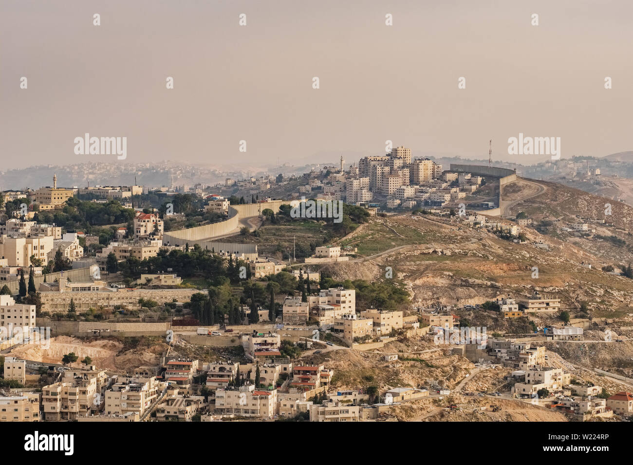 Muro de Separación entre Israel y la Ribera Occidental visto desde Jerusalén Foto de stock