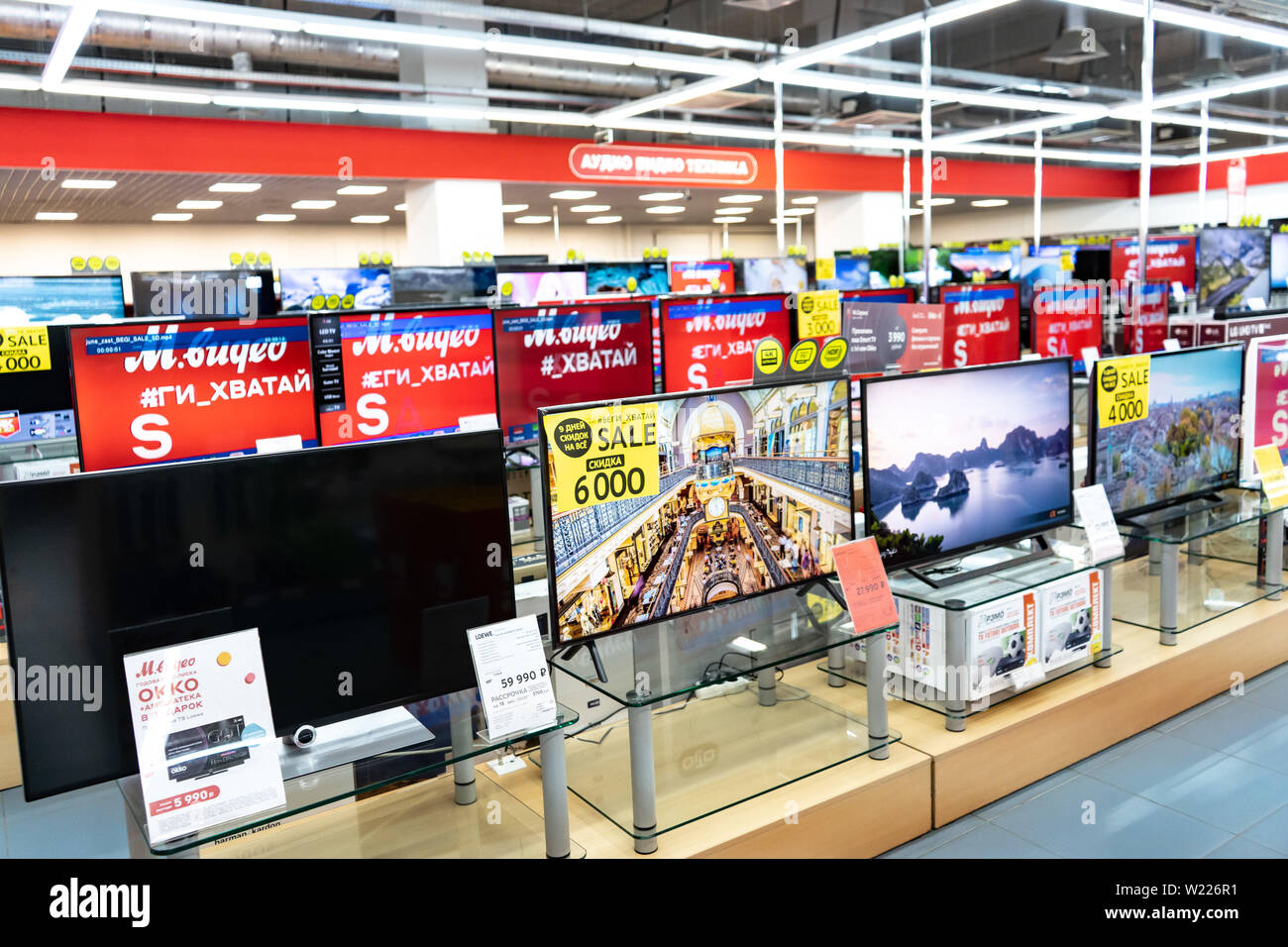 Región de Chelyabinsk, Rusia - Junio de 2019. Electrodomésticos m tienda de  vídeo. Estanterías con mercancías. Venta de TV Fotografía de stock - Alamy