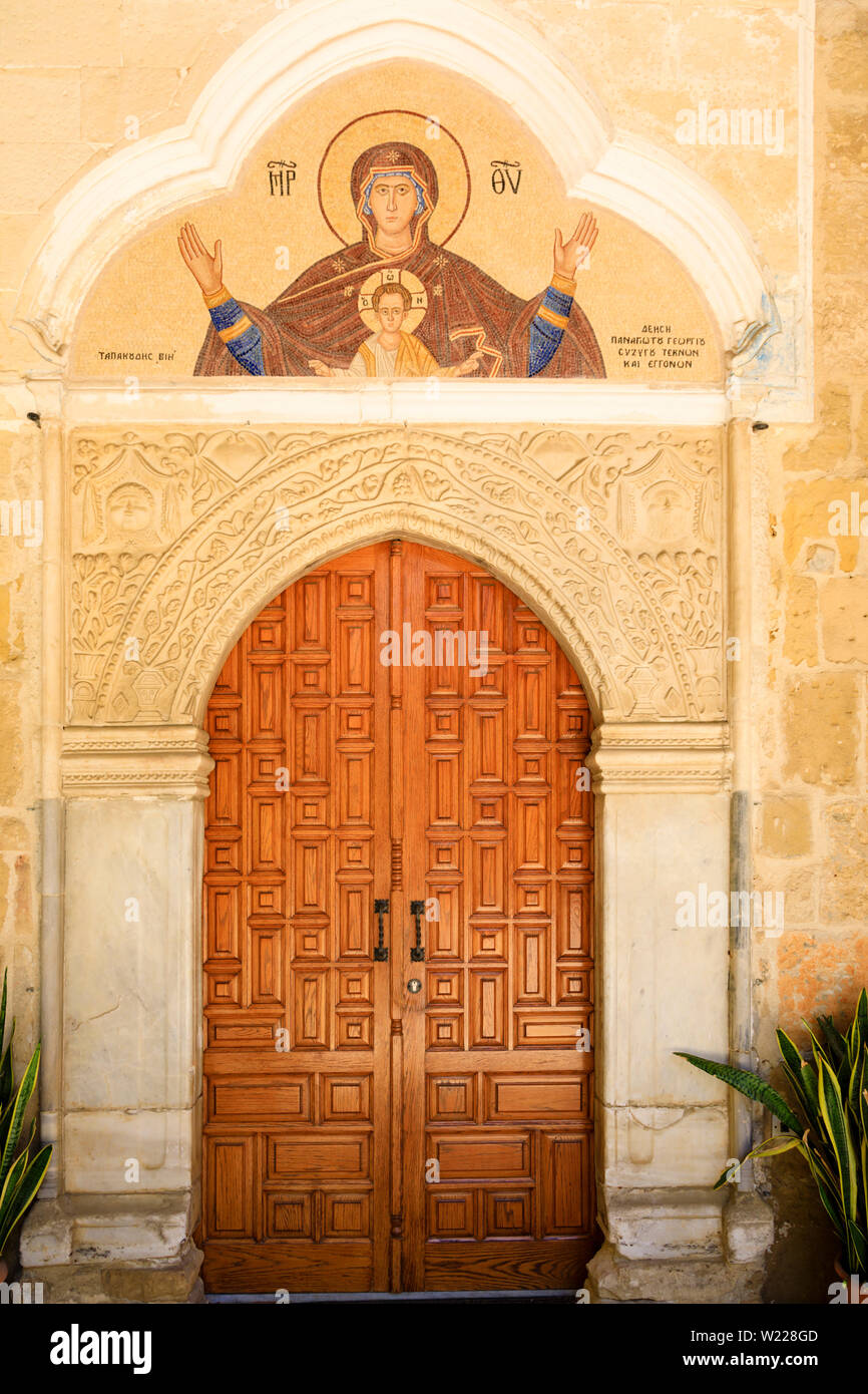 Puerta de entrada a la Iglesia de la Virgen María de Chrysopolissa, Larnaca, Chipre. Junio 2019 Foto de stock