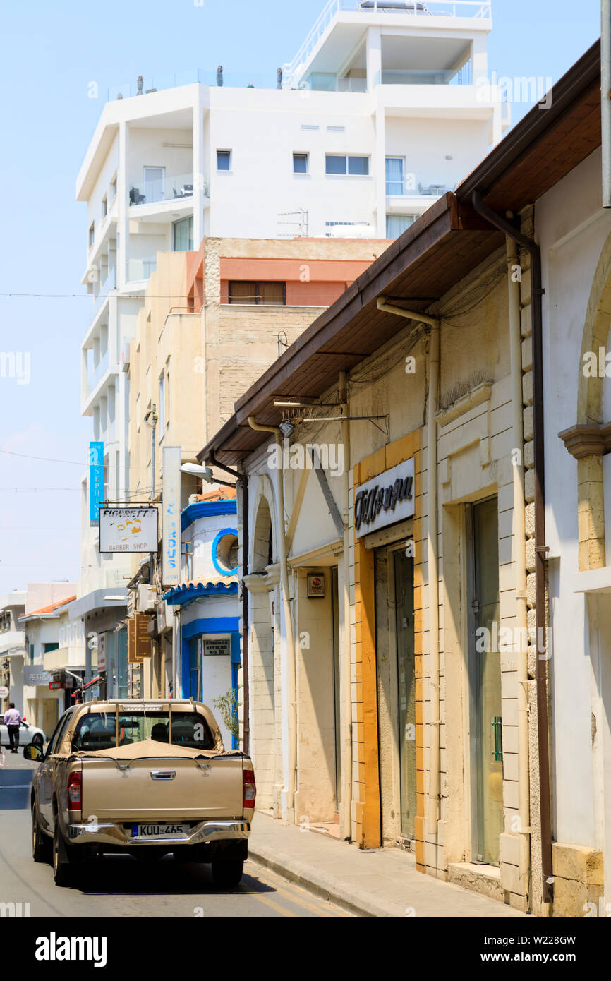 Tiendas de Zinonos Kitieos street, Larnaca, Chipre. Junio 2019 Foto de stock