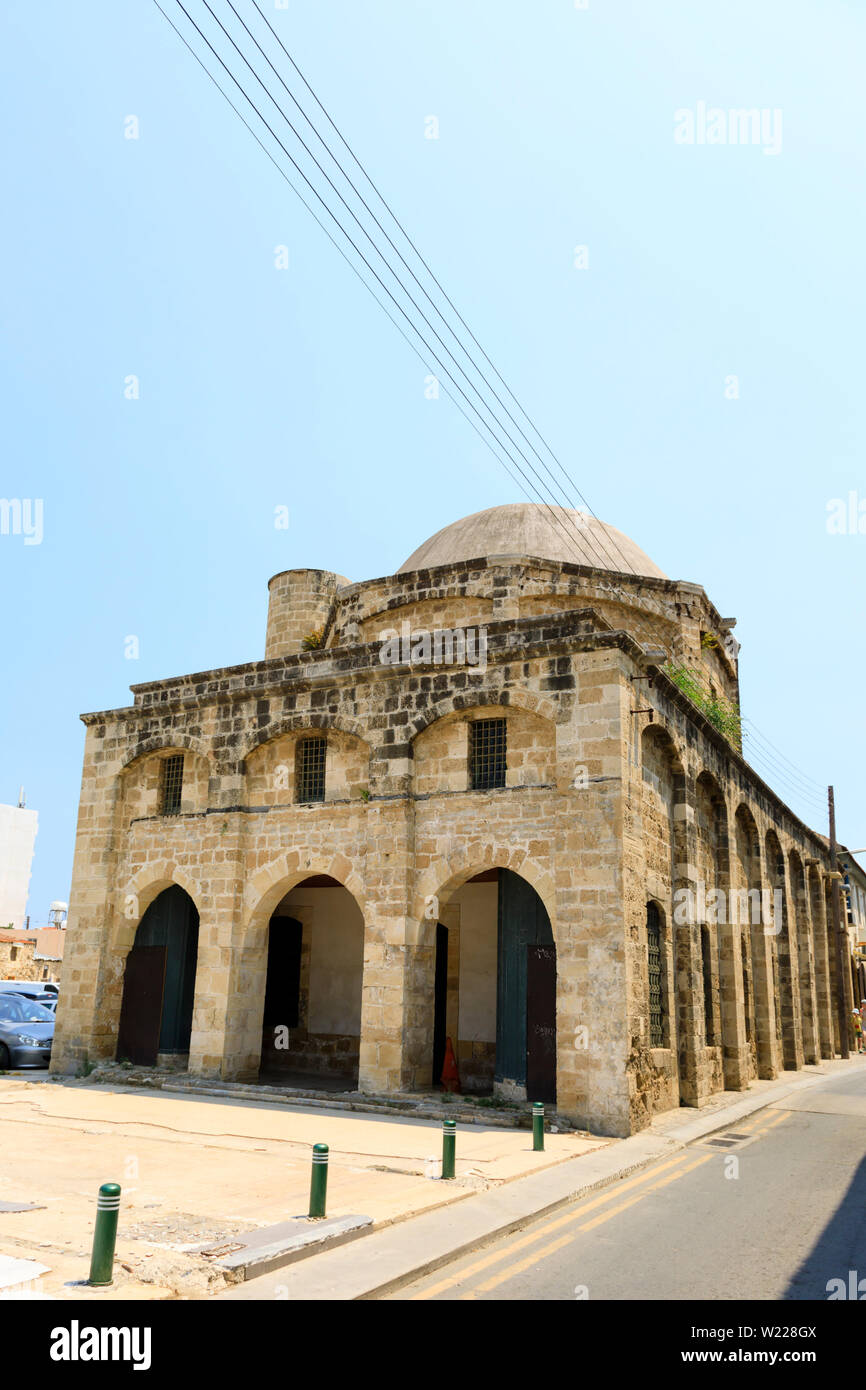 La antigua mezquita de Evkaf Dairesi Bekir pasa su Idaresi, Larnaca, Chipre. junio de 2019 Foto de stock