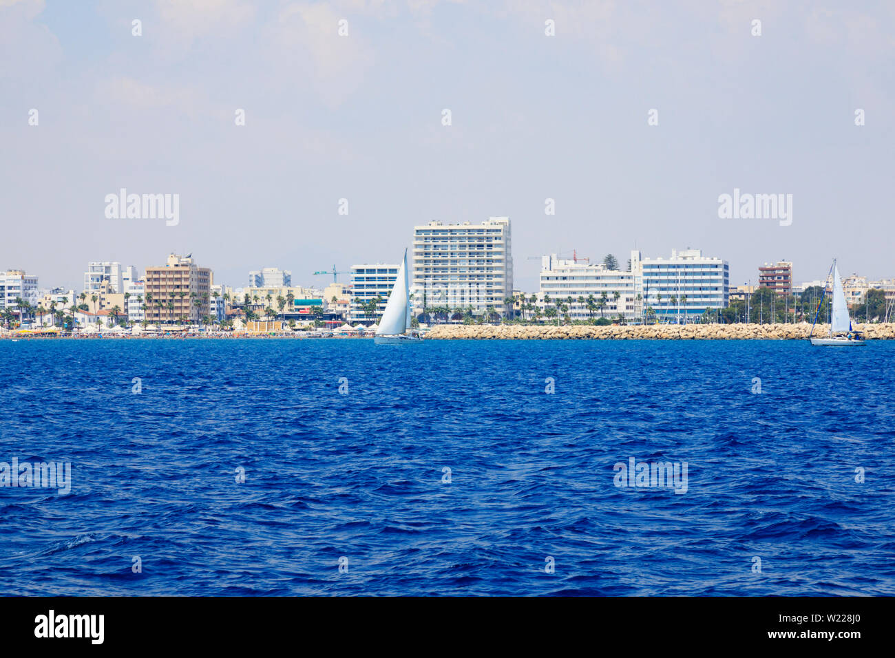 Larnaca Hoteles frente al mar desde el mar Mediterráneo, Chipre. Junio 2019 Foto de stock