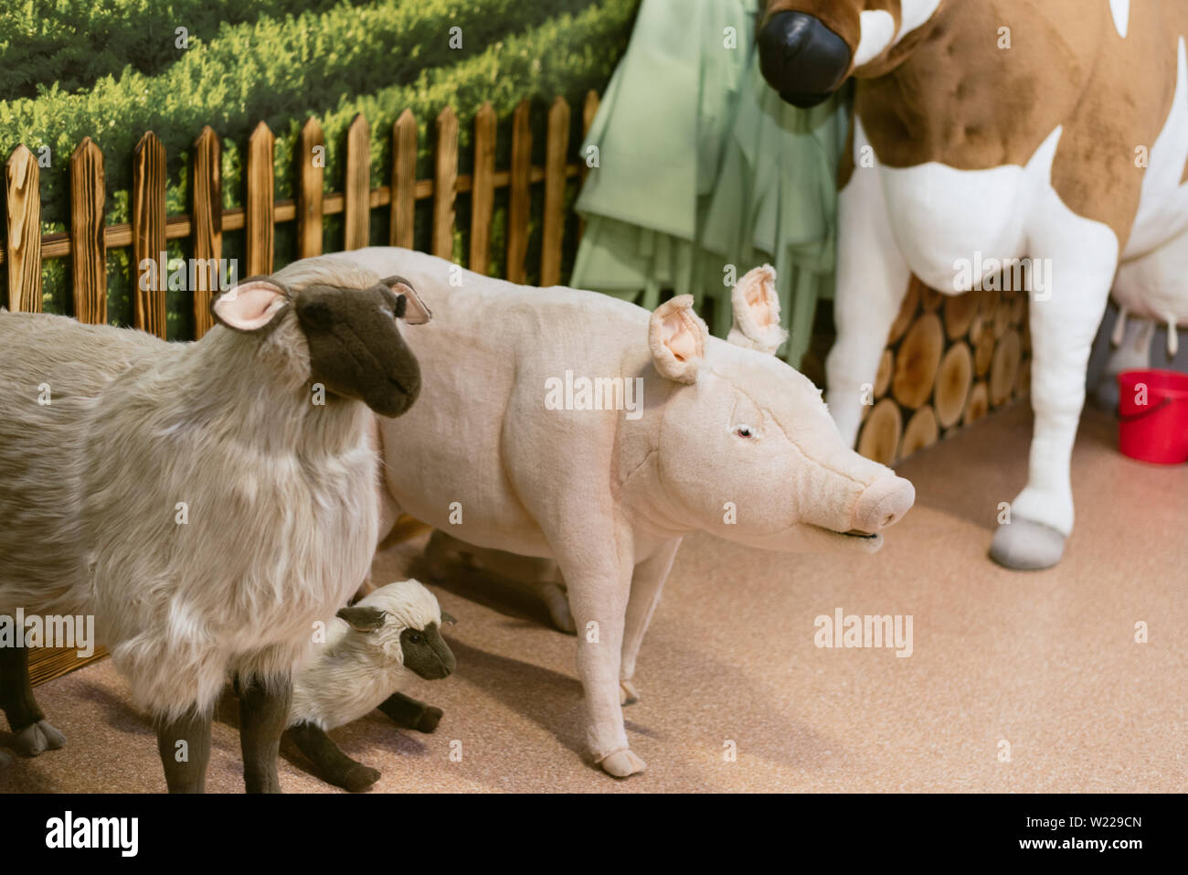 Finca de juguete para niños. Toy ovejas, cerdos, vacas en una granja grande  Fotografía de stock - Alamy