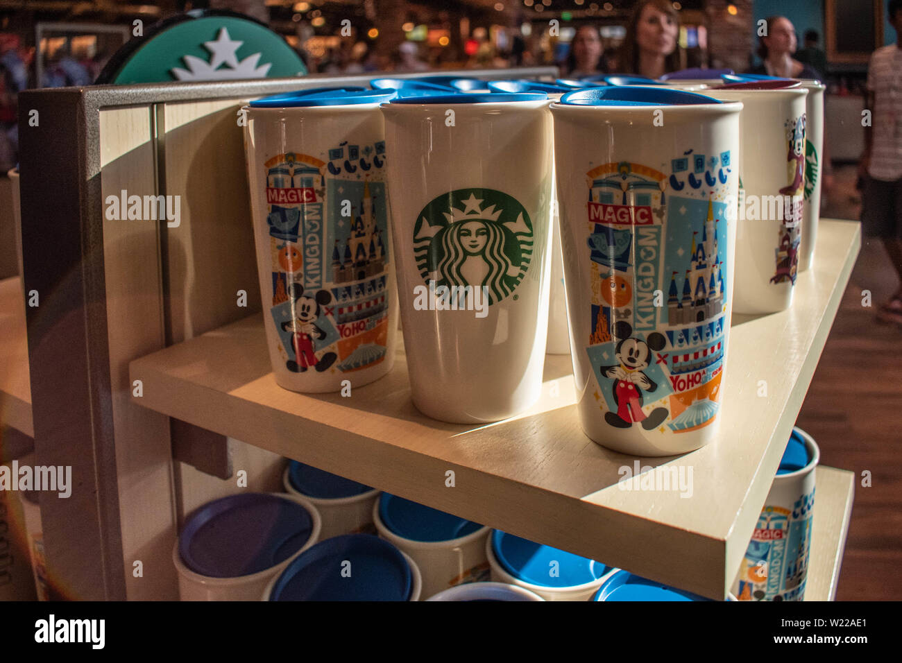 Orlando, Florida. El 15 de junio de 2019. Starbucks tazas Disney en Disney  Springs en Lake Buena Vista Fotografía de stock - Alamy