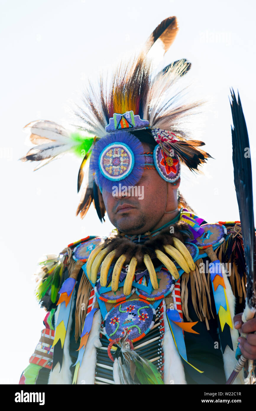En Ontario, Canadá, Saint Catharines, hombres aborígenes vestida con traje tradicional de los indios de Norteamérica bailando en un Pow Wow Foto de stock