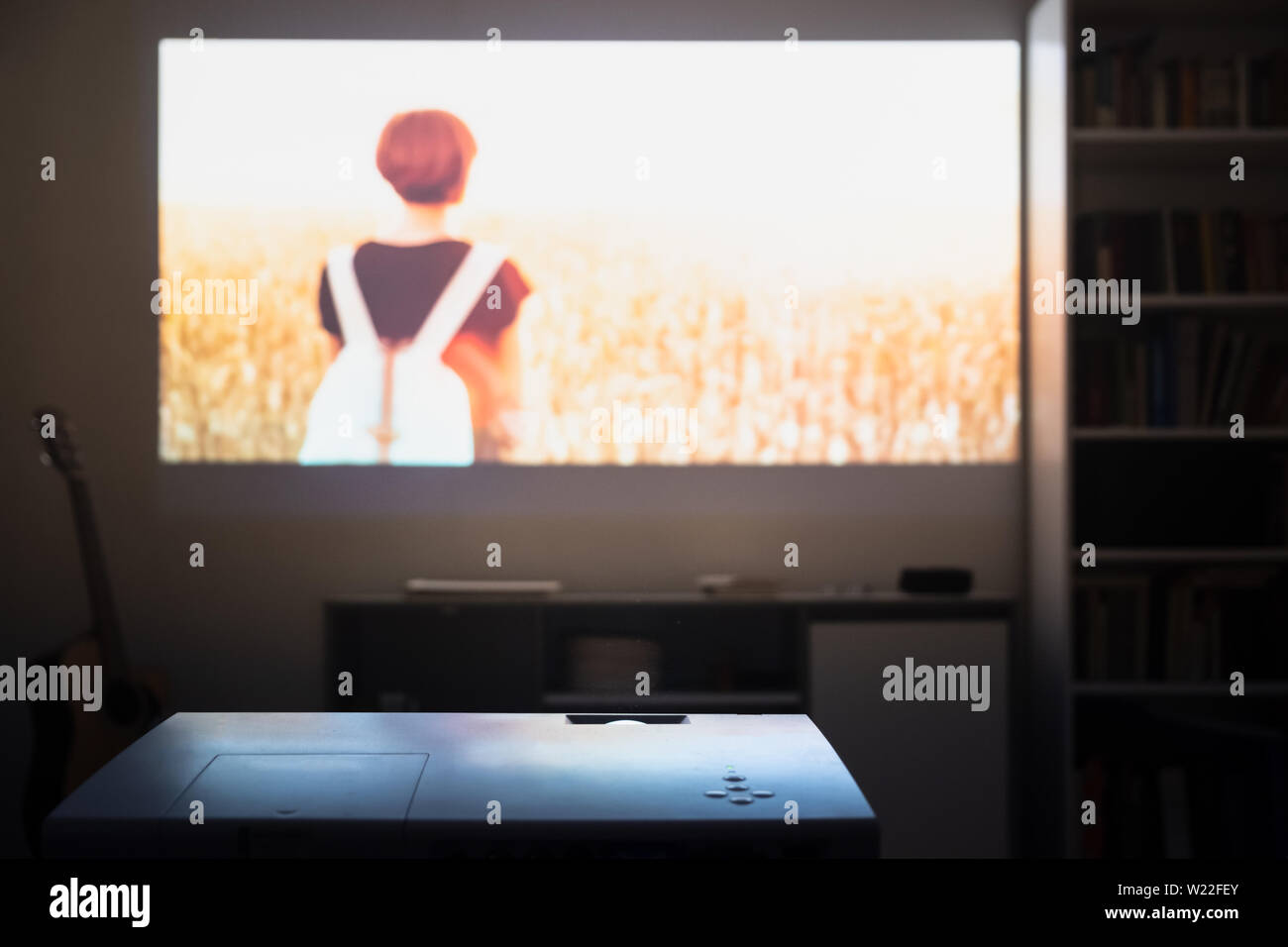 Cine En Casa Viendo Una Pelicula Desde Un Proyector De Video En