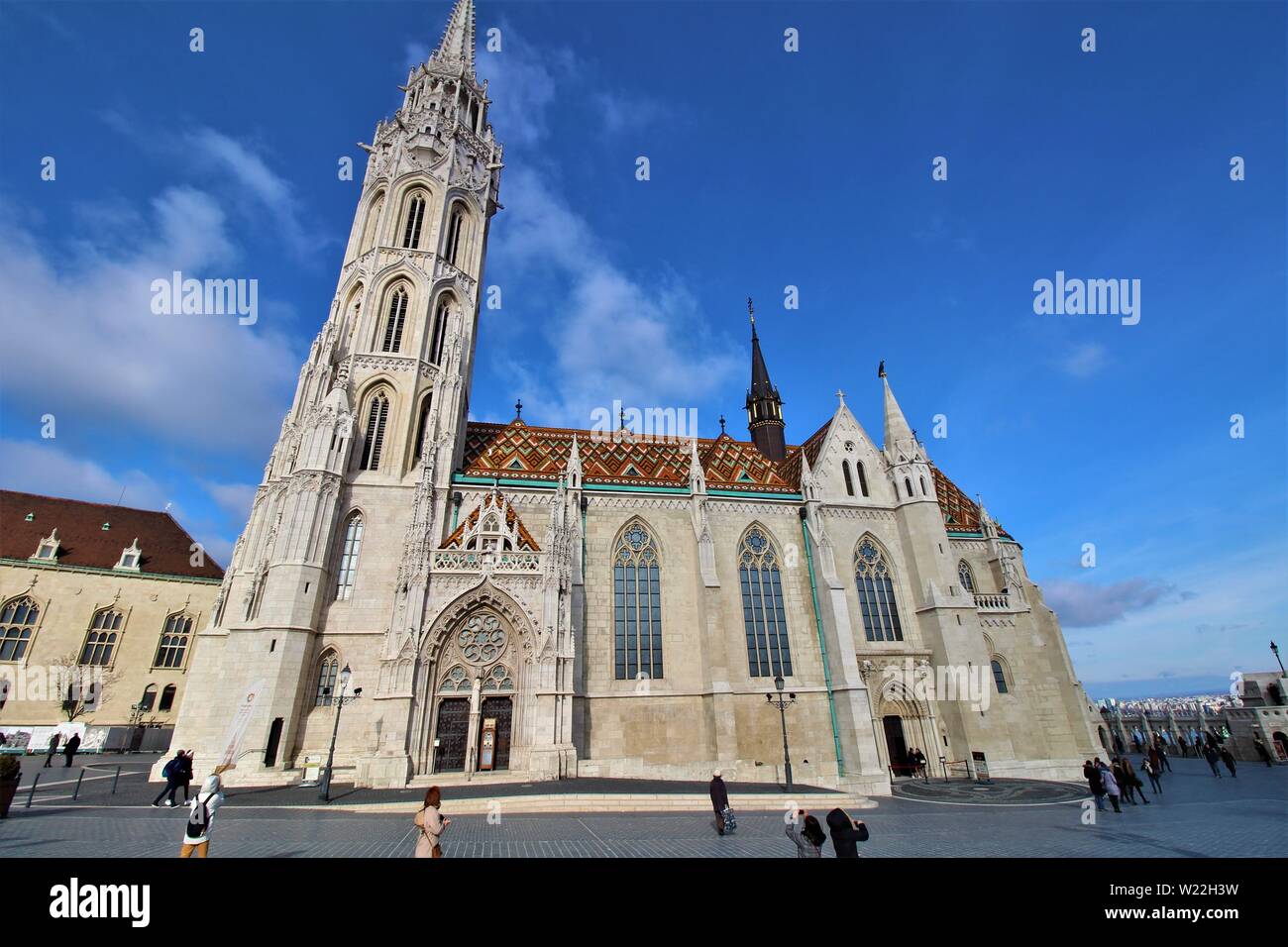 La gente que visita la iglesia de San Matías, que está situado junto al Bastión de los pescadores y es uno de los mejores cosas que hacer en Budapest Fotografía de stock - La gente que visita la iglesia de San Matías, que está situado junto al Bastión de los pescadores y es uno de los mejores cosas que hacer en Budapest Fotografía de stock -