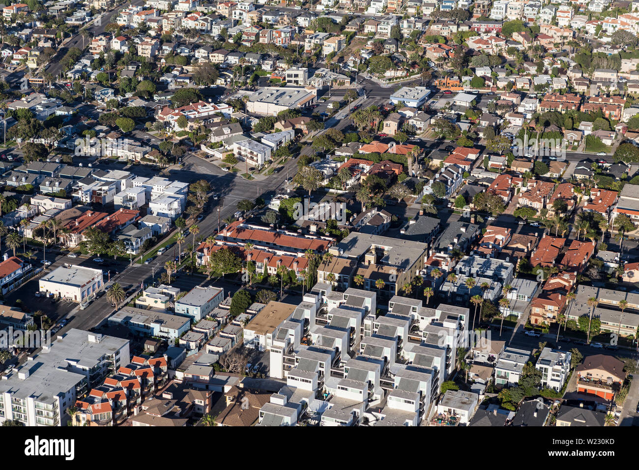 Vista aérea de apartamentos, condominios y casas en la zona de la Bahía sur del Condado de Los Angeles California. Foto de stock