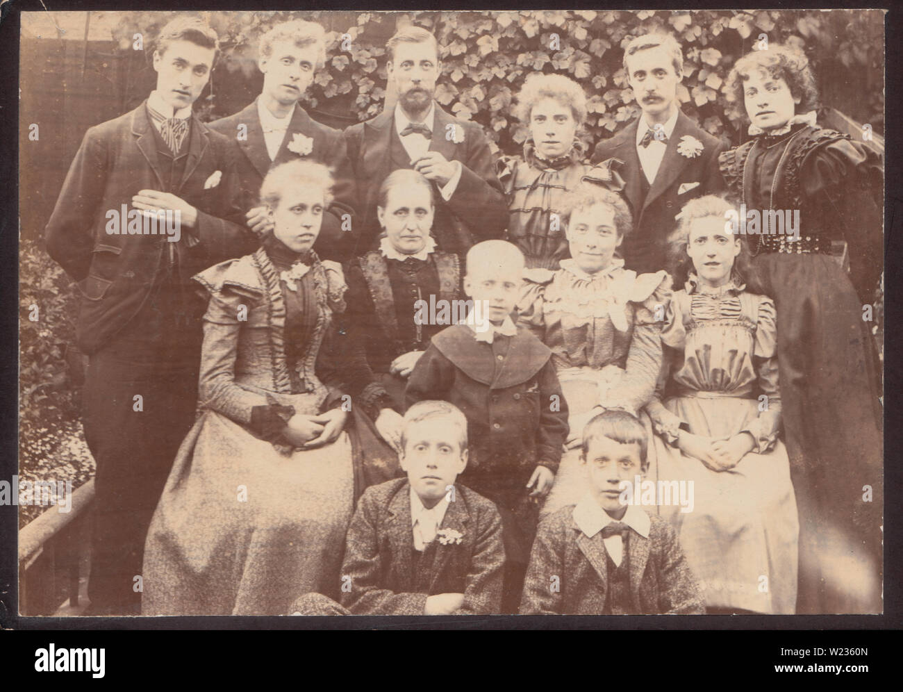 Fotografía victoriana mostrando un gran grupo familiar posando en un jardín. Foto de stock
