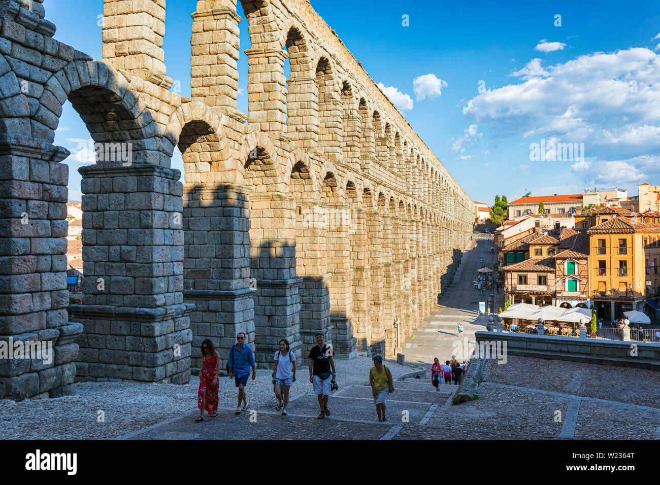 Segovia, provincia de Segovia, Castilla y León, España. El Acueducto Romano en la Plaza del Azoguejo que data desde el primer o segundo siglo DC. El viejo remolque Foto de stock