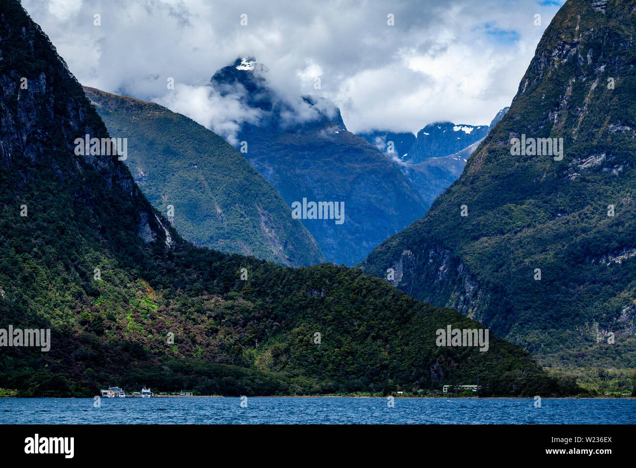 Paisaje típico visto desde un Barco de Crucero Milford Sound, el Parque Nacional Fiordland, Isla del Sur, Nueva Zelanda Foto de stock